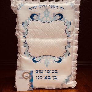 כרית  לברית מסאטן עם דנטל מסביב, רקמה עבה כחול